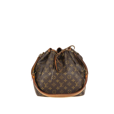Eine Second-Hand-Louis-Vuitton-Tasche mit Löchern